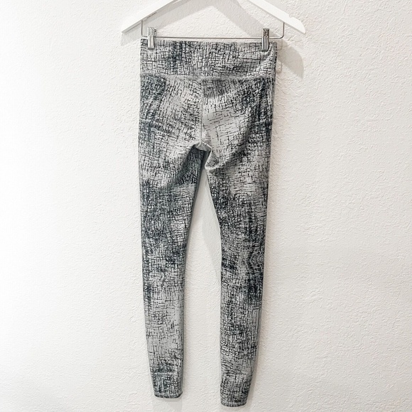 Alo Tech Lift Leggings - Picture 3 of 12